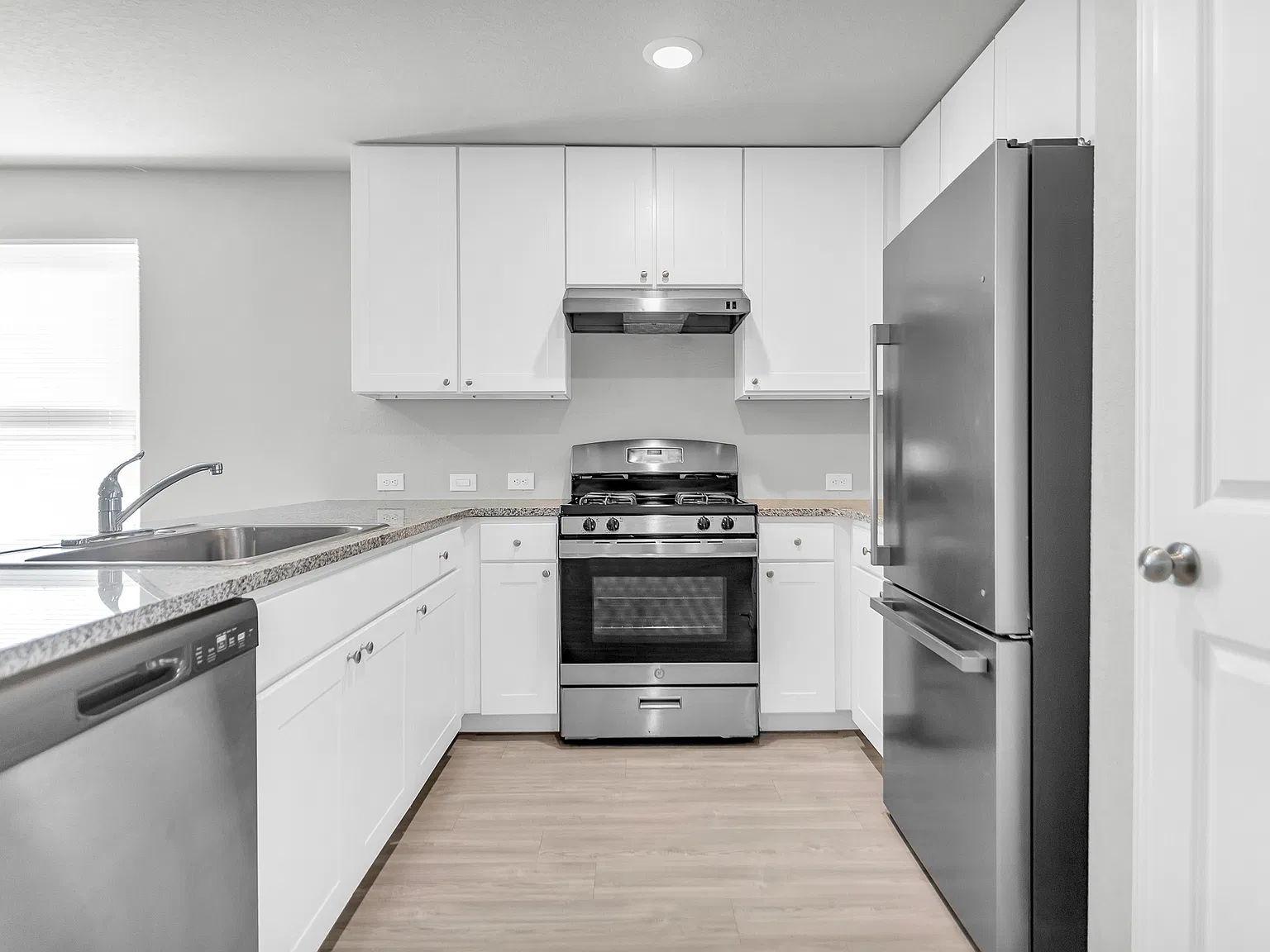 4 bed, 1955 sqft, $1,900 — Photo 3