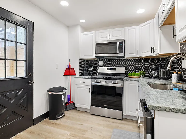 10 Carrie St — Photo 4