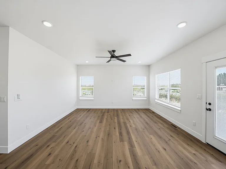 435 E River Ln — Photo 22