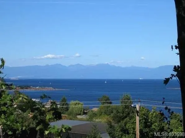 911 Haliburton St #3, Nanaimo, BC V9R 6N4