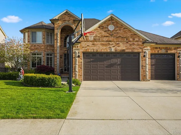 19330 Middle Branch Dr, Macomb, MI 48044