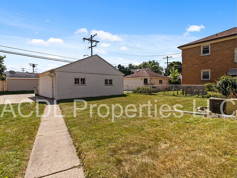 8215 W Burleigh St — Photo 23