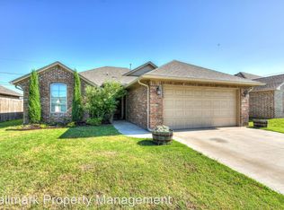 813 SW 8th St, Moore, OK 73160