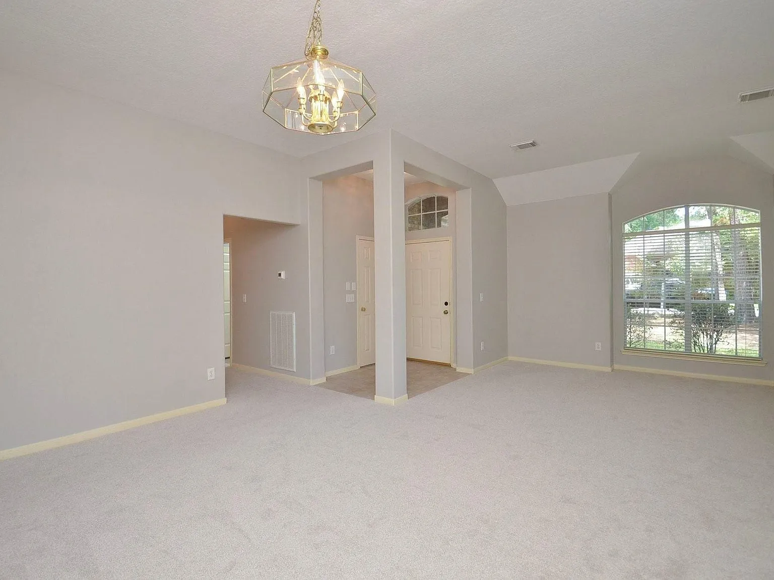 3 bed, 2.0 bath, 2375 sqft, $3,000 — Photo 3
