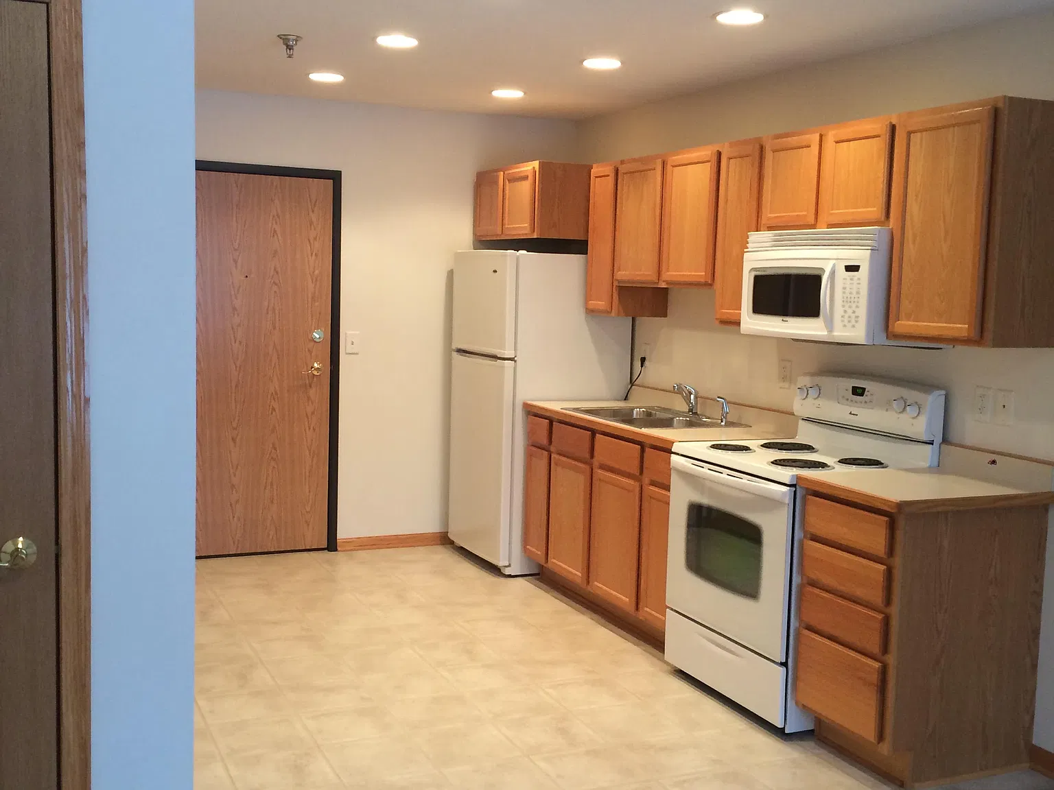 2 bed, 700 sqft, $1,200 — Photo 2