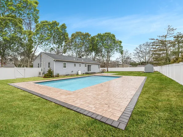 21 Gardenia Ave, Hampton Bays, NY 11946