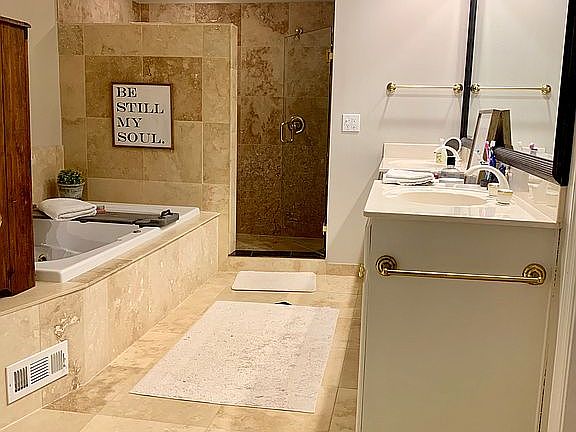 Master bath w/ toilet room