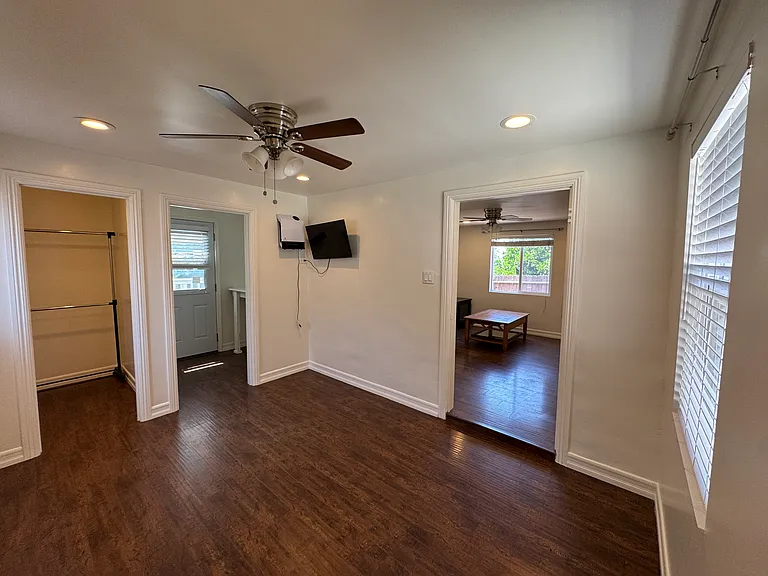 2137 1/2 Glenada Ave — Photo 6
