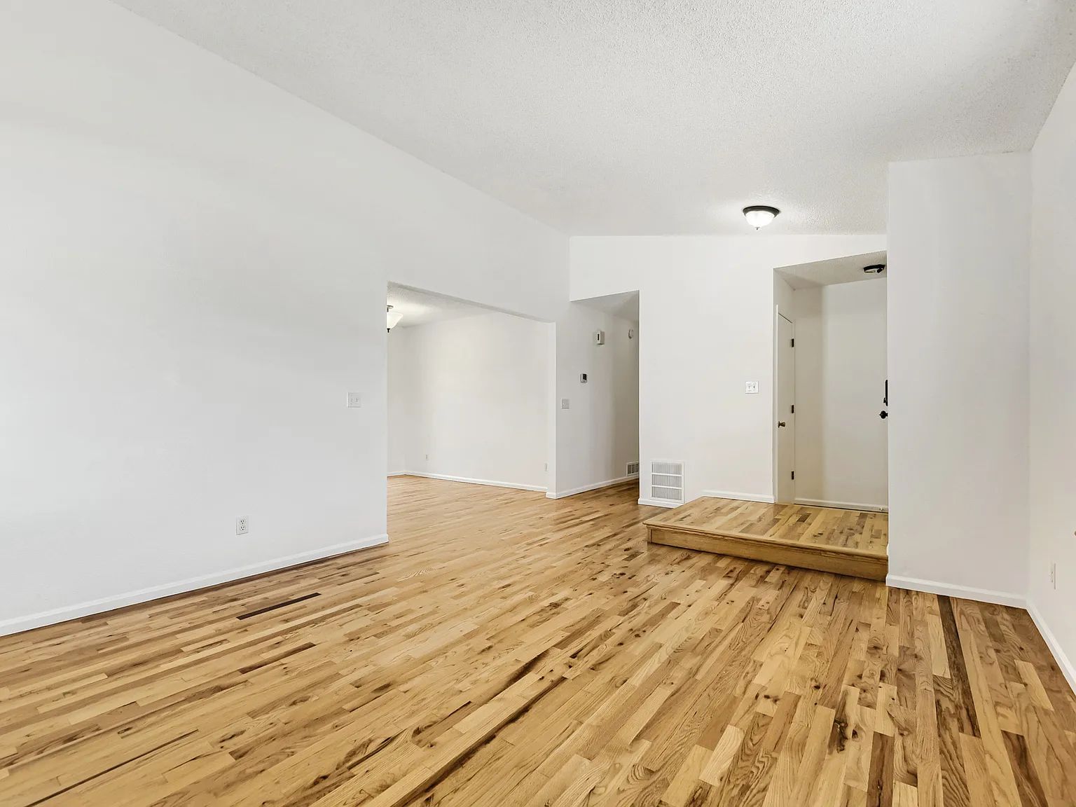 3 bed, 2080 sqft, $2,950 — Photo 4