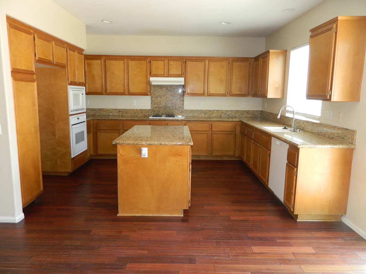 4 bed, 2800 sqft, $3,850 — Photo 2