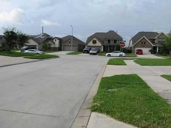 Exterior Neighborhood (street photo)