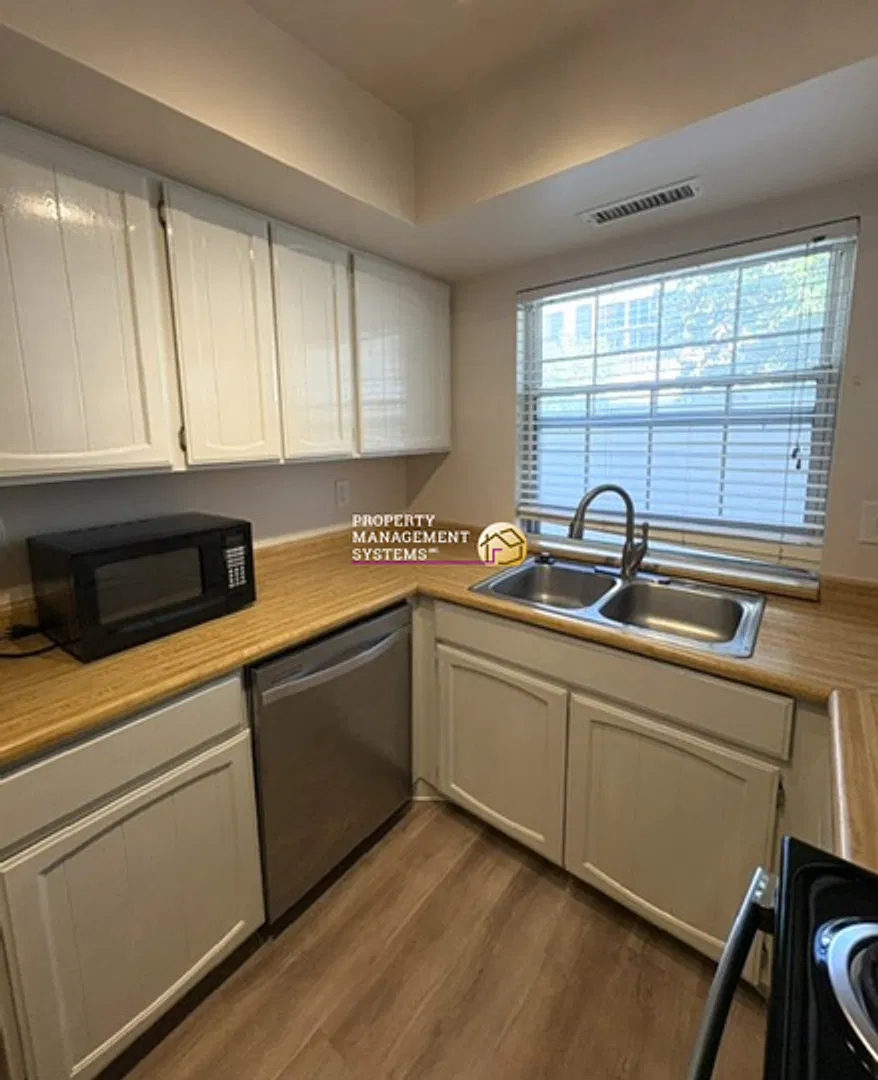 3 Bedroom Townhome in Millcreek — Photo 4