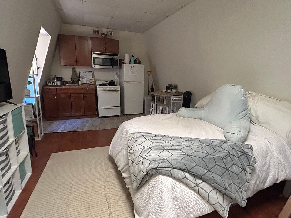 2nd image of 10 Sycamore Ter APT 2L