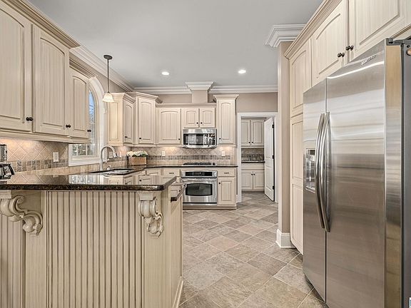 3rd image of 6706 Rivercrest Dr