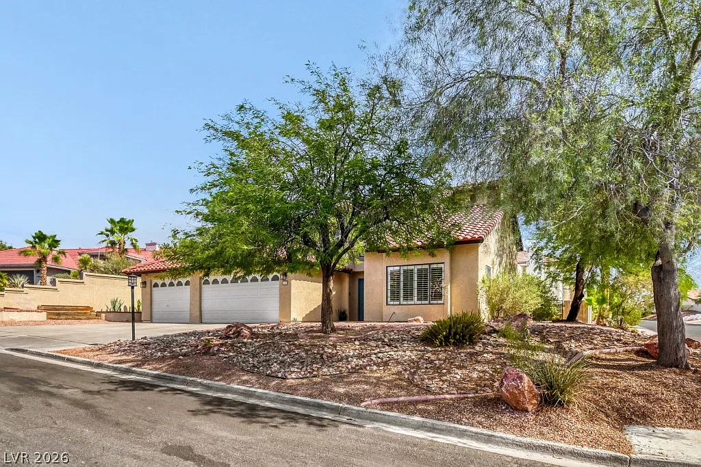 4 bed, 3.0 bath, 2662 sqft, $3,000 — Photo 2