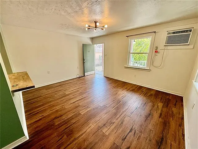 1713 Burgundy St #201 — Photo 3