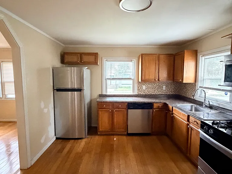 18 Townsend Ave — Photo 5