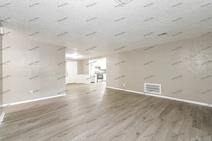 1100 Locust Dr — Photo 4