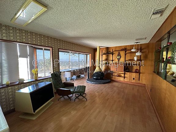 3rd image of 425 Edgerton Dr