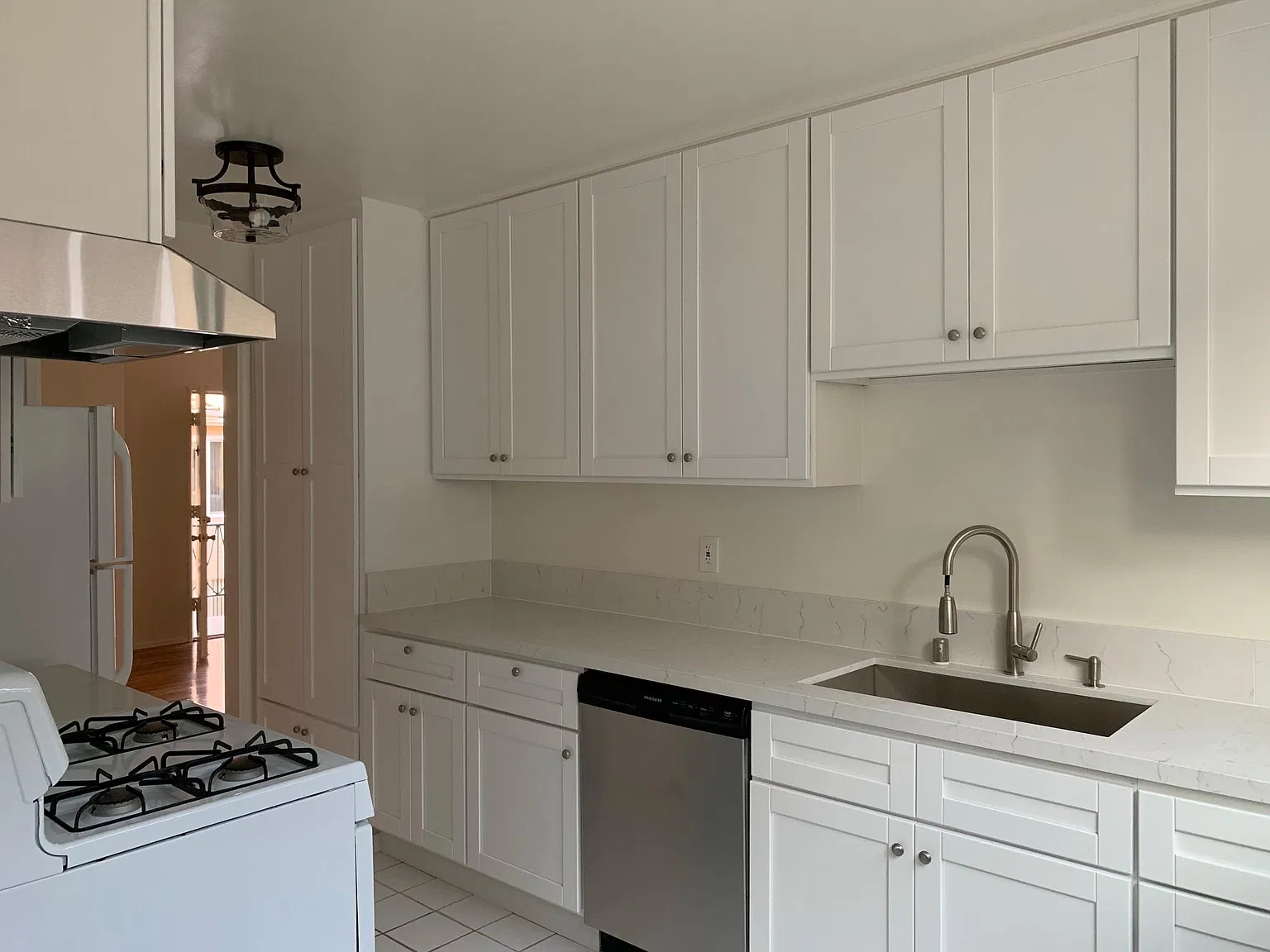 402 N Palm Dr — Photo 2