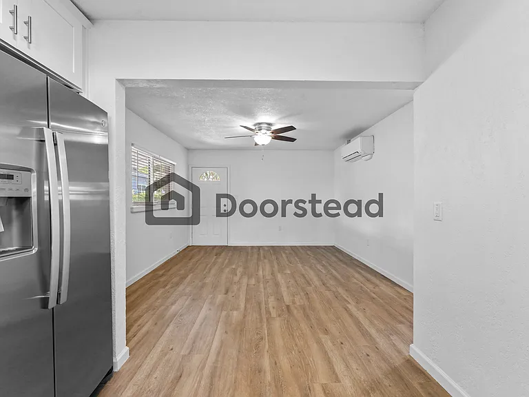 1204 E Esther St — Photo 12