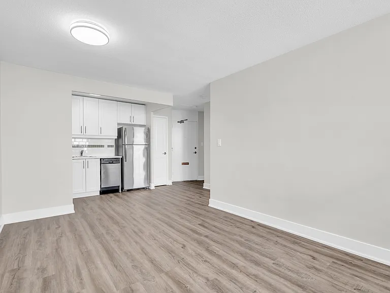 221 Queen St S — Photo 25
