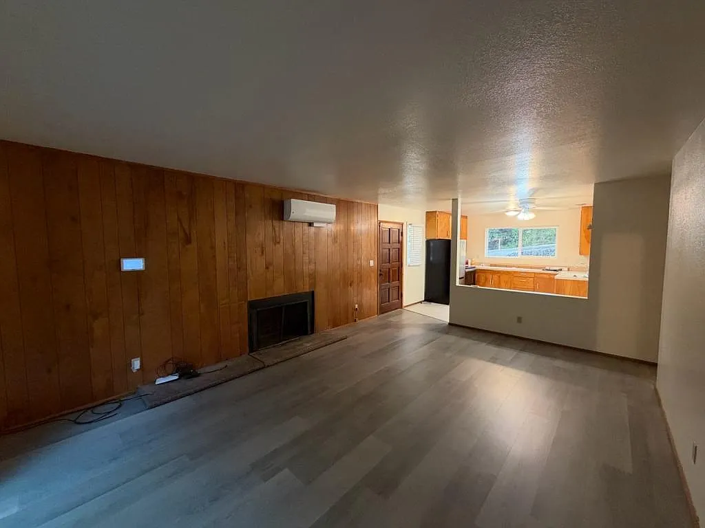 2747 NE Gordon Ave — Photo 3