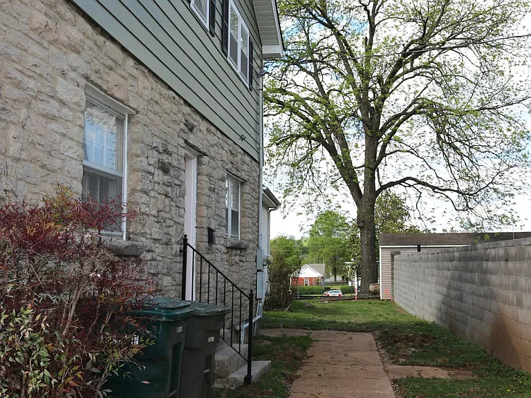210 W Poplar St #B — Photo 3