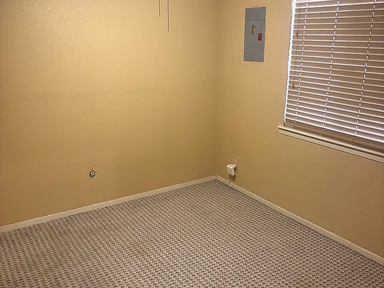 524 Myra St — Photo 18
