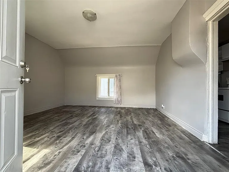669 Marentette Ave #UPPER — Photo 13