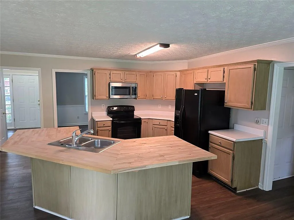 4 bed, 2.5 bath, 2611 sqft, $2,100 — Photo 2