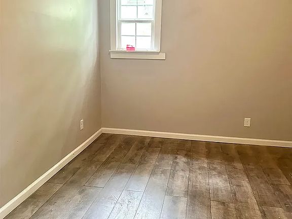 2nd image of 1318 Glenn St