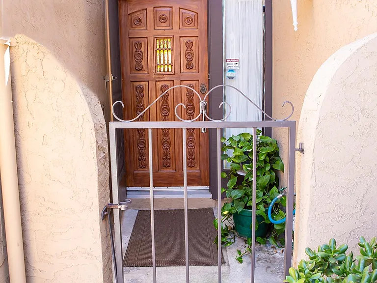 no stairs to front entrance