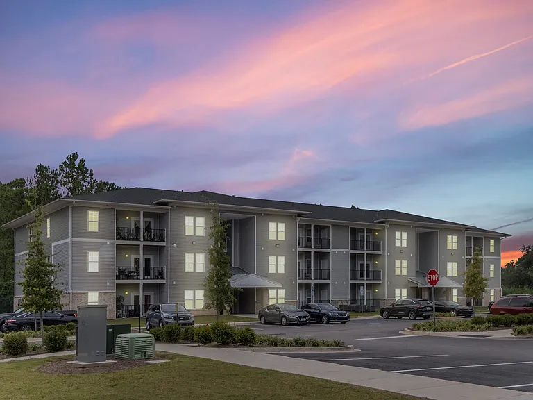 Richmond Place Luxury Apartments — Photo 2