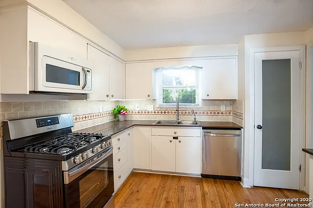 349 Irvington Dr — Photo 5