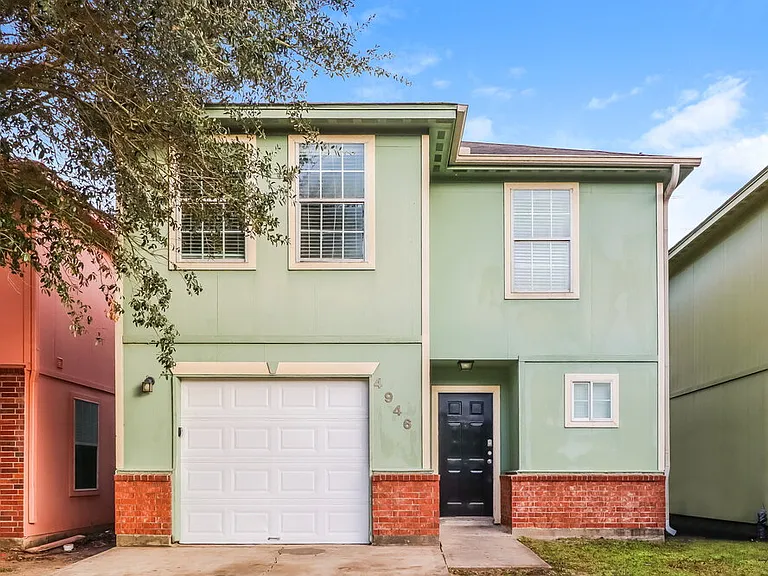 4946 N Cancun Dr — Photo 1
