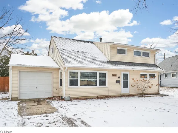 3024 Prior Dr, Cuyahoga Falls, OH 44223