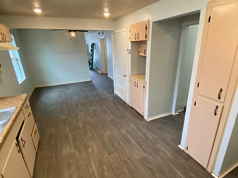 216 W Avenue C — Photo 17
