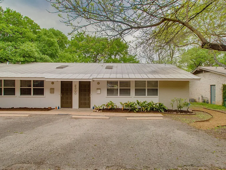 2300 Trailside Drive — Photo 32