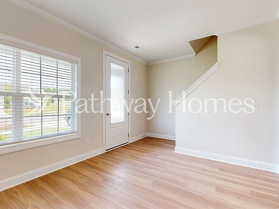 4th image of 135 Colonial Reserve Ave