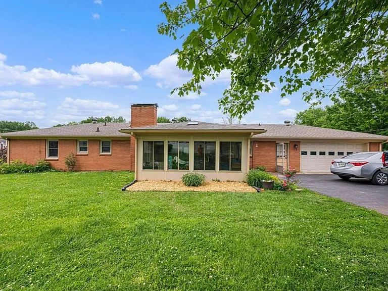 921 Brookhaven Dr — Photo 2