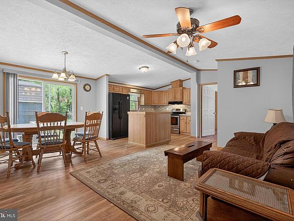 2nd image of 910 Pines Rd
