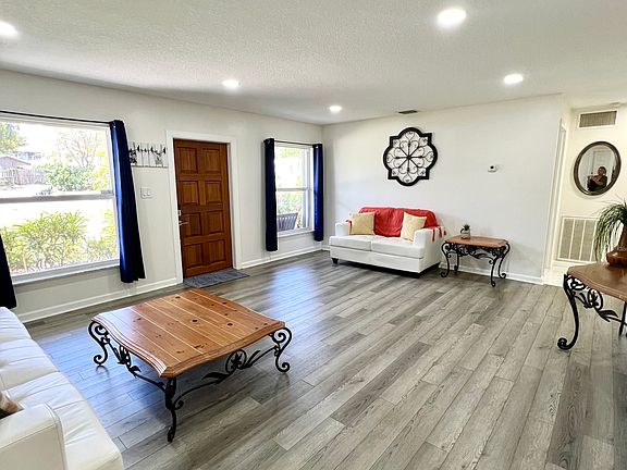 5th image of 4215 NE Carrol Ct