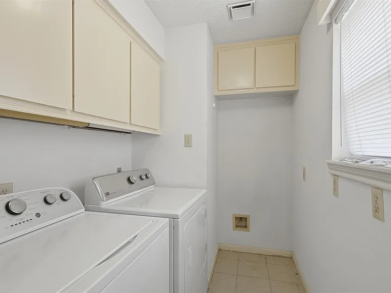 321 Champions Colony St #III — Photo 8