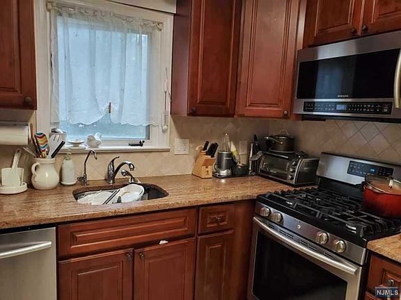 4th image of 596 Broad Ave