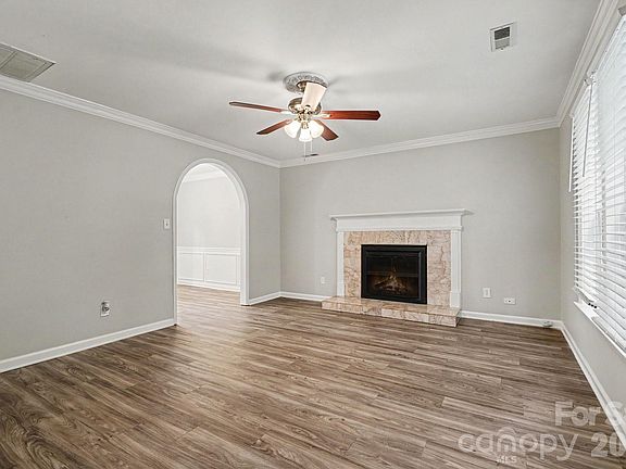 4th image of 8904 Brown Oak Ct