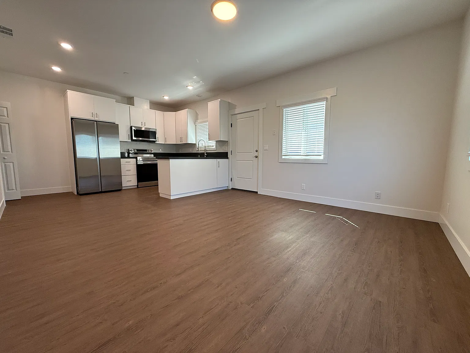 2 bed, 900 sqft, $3,450 — Photo 2