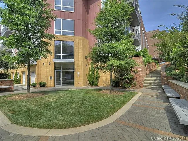 2200 Lyndhurst Ave #105