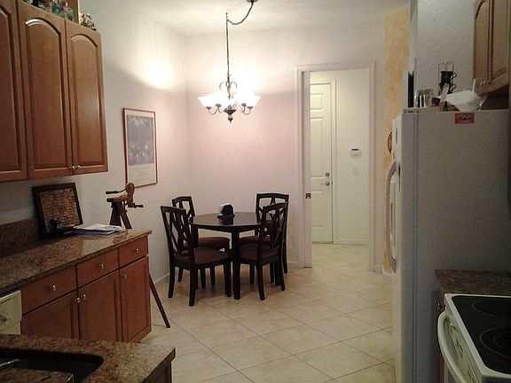Eat in kitchen & laundry room access