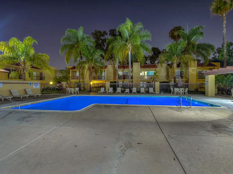 Grande Apartments - Pool Deck